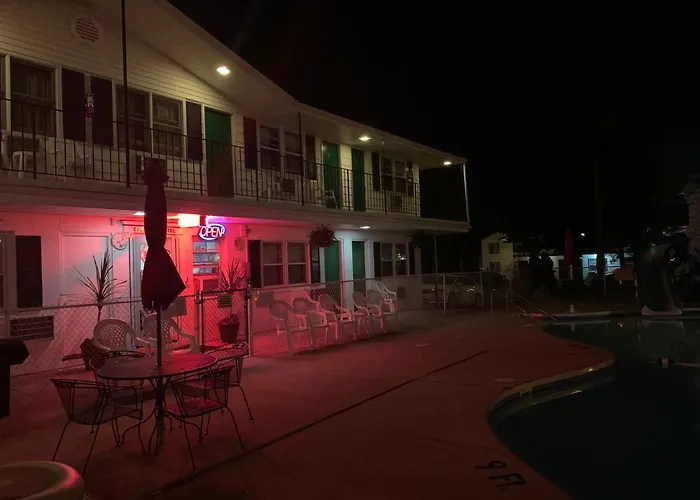 Colonial motel
